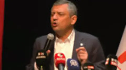 Özgür Özel Balıkesir’de Erdoğan’a sordu: “Fon paralarını geri alacak mısınız?”