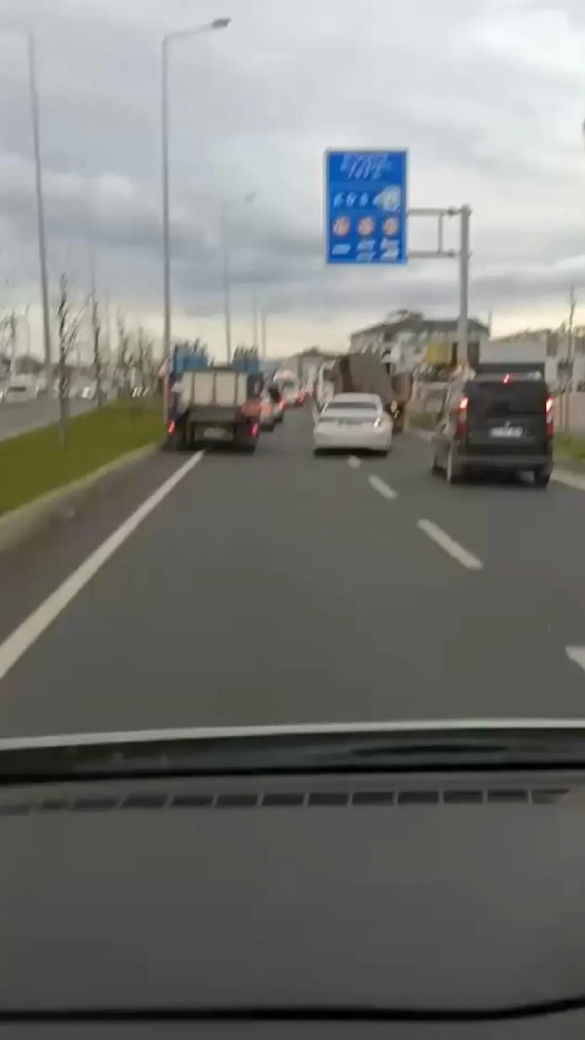 Düzce’de Sürücüler Ambulansa Geçiş Hakkı Tanıyarak Dikkat Çekici Bir Davranış Sergiledi Düzce’de Sürücüler Ambulansa Geçiş Hakkı Tanıyarak Dikkat Çekici Bir Davranış Sergiledi
