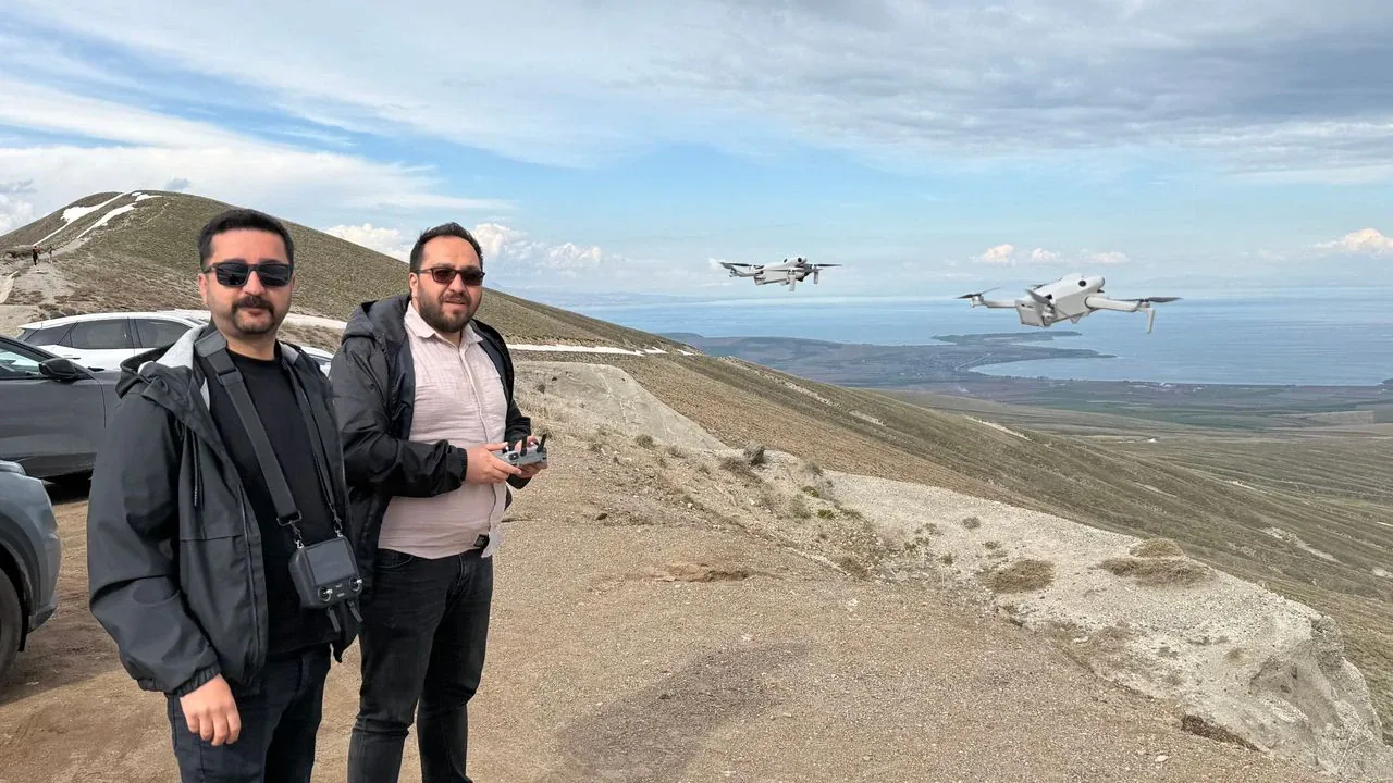 Türkiye'nin En Büyük Krater Gölü: Nemrut Kalderası'nda Görsel Şölen Türkiye'nin En Büyük Krater Gölü: Nemrut Kalderası'nda Görsel Şölen