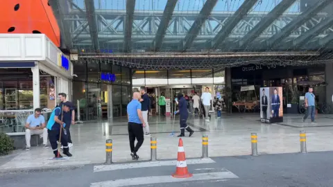 AVM'deki Kafeye Silahlı Saldırı: 2 Yaralı