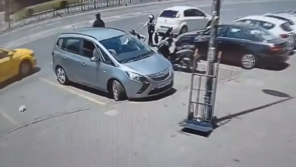 Laleli'de şaşırtıcı hırsızlık: Çantayı çalıp boşalttılar, geri bıraktılar görseli