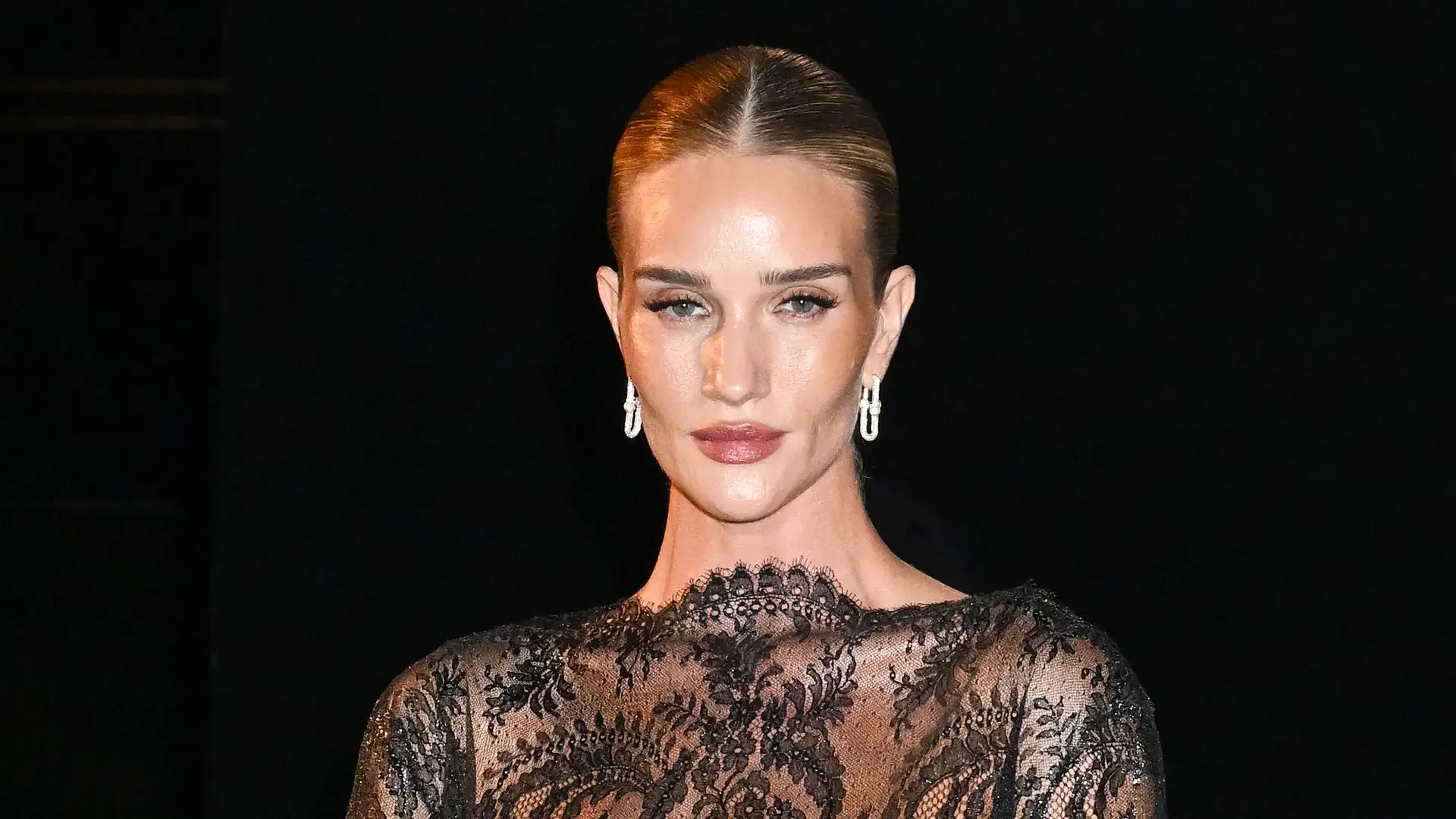 Rosie Huntington-Whiteley, Saint Laurent SS27 şovunda şeffaf dantel elbiseyle göz doldurdu Rosie Huntington-Whiteley, Saint Laurent SS27 şovunda şeffaf dantel elbiseyle göz doldurdu
