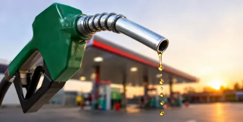 Benzin 80 lira sınırını kırdı: Gece yarısı 3,20 TL zam, İstanbul'da litre 81,40 TL'den başladı