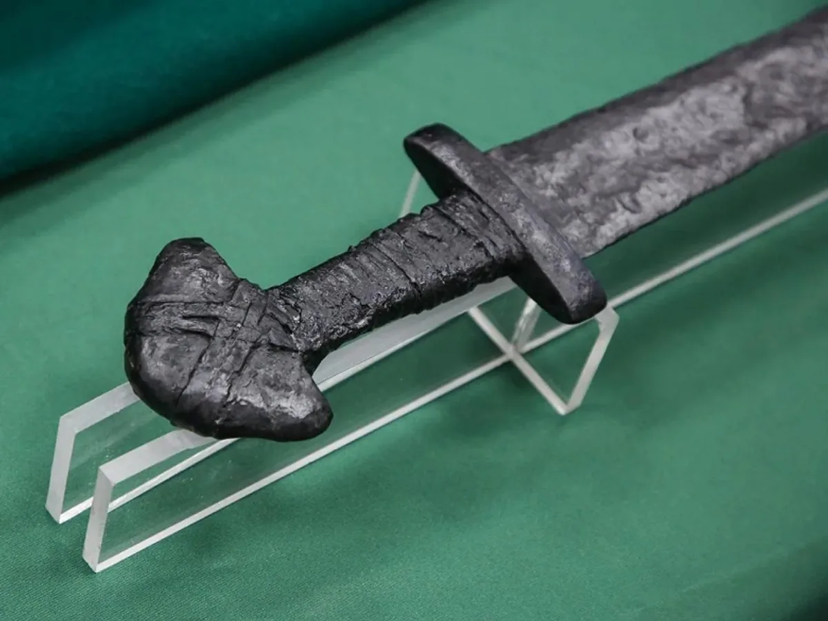 Arkeolog Polonya Nehri'nde Tarihi Bir Kılıç Keşfetti Arkeolog Polonya Nehri'nde Tarihi Bir Kılıç Keşfetti