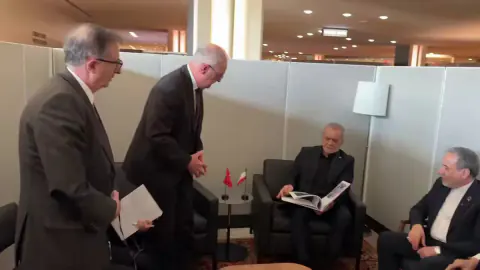 Pezeshkian, İsviçre Cumhurbaşkanı'na ABD yaptırımlarını anlatan kitabı hediye etti