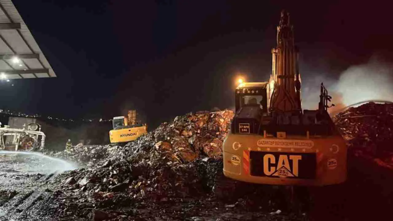 Gaziantep Nizip'te Kağıt Fabrikasında Yangın: Ekipler Müdahale Etti Gaziantep Nizip'te Kağıt Fabrikasında Yangın: Ekipler Müdahale Etti