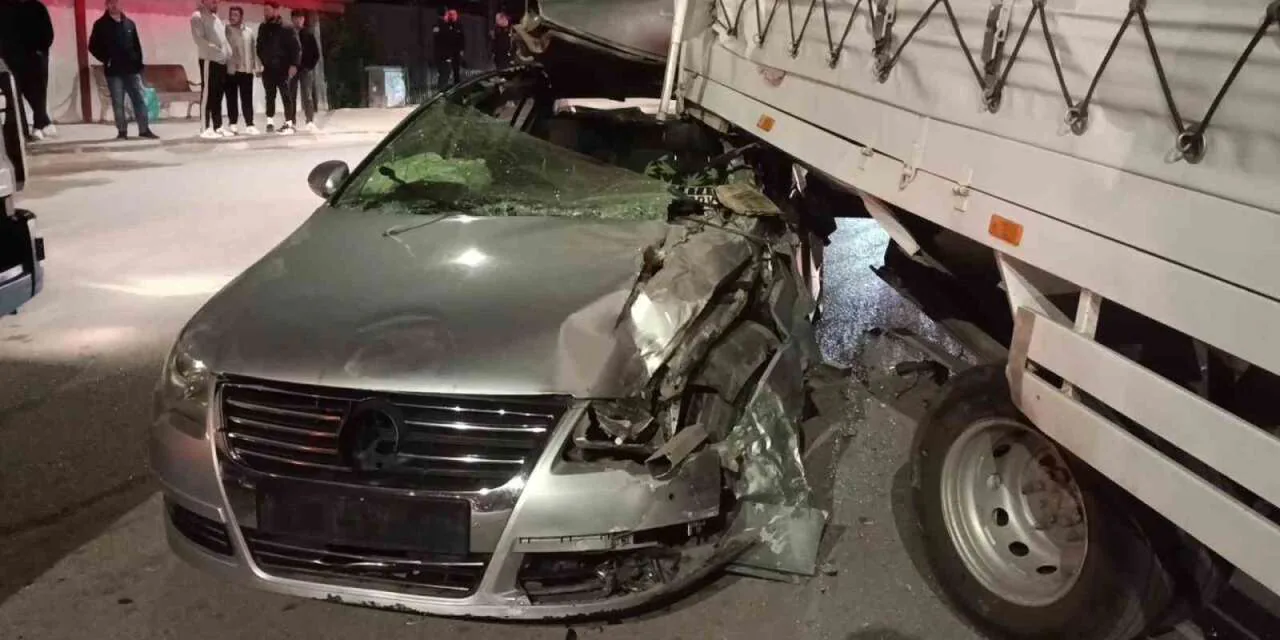 Amasya'da Trafik Kazası: Otomobil Kamyonete Girdi, 1 Yaralı Amasya'da Trafik Kazası: Otomobil Kamyonete Girdi, 1 Yaralı