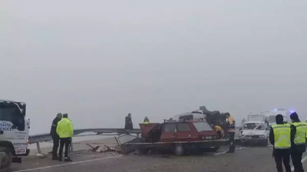 Kırşehir’de Trafik Kazası: İki Otomobil Çarpıştı Kırşehir’de Trafik Kazası: İki Otomobil Çarpıştı