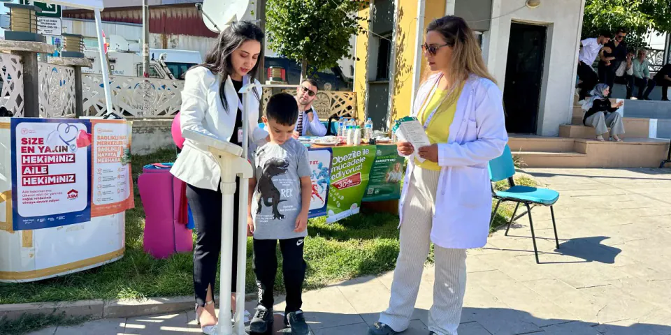 Yüksekova'da Halk Sağlığı Haftası: Vatandaşlara ücretsiz vücut analizi ve beslenme danışmanlığı görseli