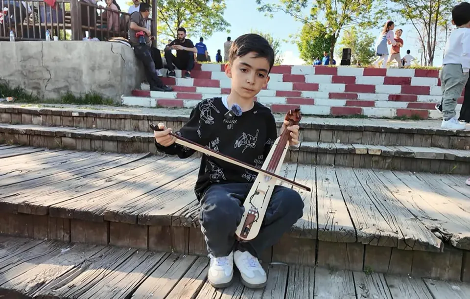 Van Gölü'nde Kemençe Yankılandı: Giresunlu Mert Ali'den Doğa Şöleni görseli
