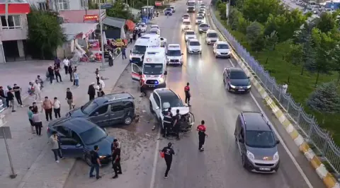 Van Edremit'te zincirleme trafik kazası: 1 yaralı