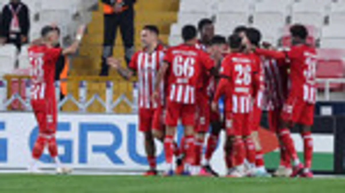 Sivasspor Pendikspor'u 4-1 Yendi: Manaj İkili, Konuklar 10 Kişiyle Kaldı Sivasspor Pendikspor'u 4-1 Yendi: Manaj İkili, Konuklar 10 Kişiyle Kaldı