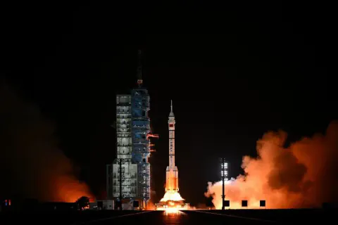 Çin'in Uzay Hamlesi: Shenzhou-23 Görevi Tiangong İstasyonu'na Kenetlendi