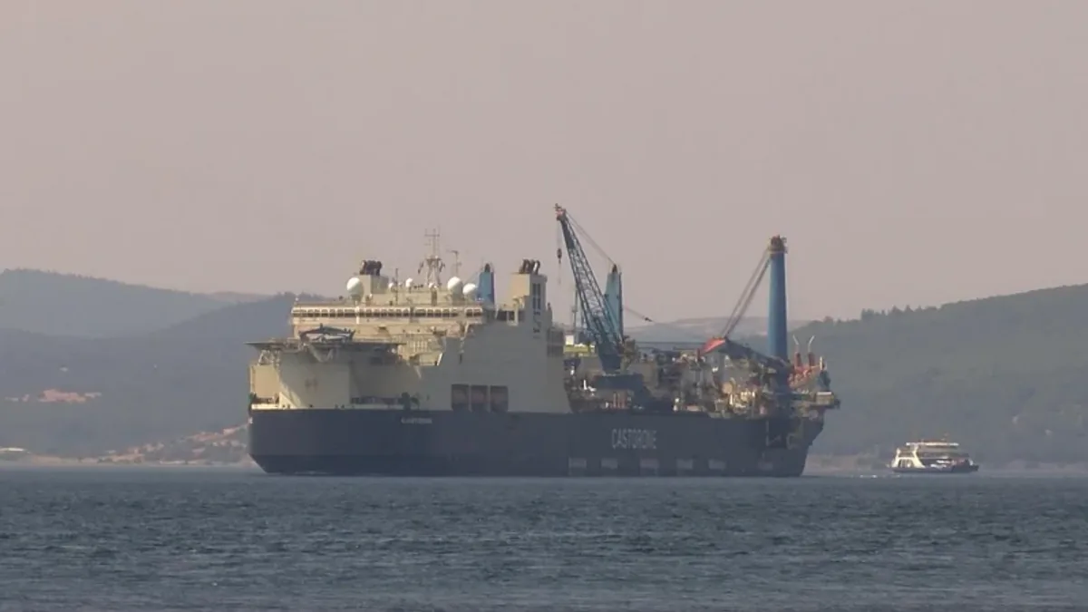 Dev Boru Döşeme Gemisi 'Castorone' Çanakkale Boğazı'ndan Geçti Dev Boru Döşeme Gemisi 'Castorone' Çanakkale Boğazı'ndan Geçti