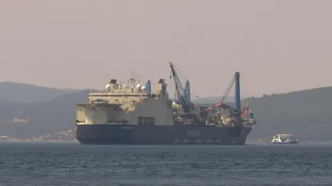 Dev Boru Döşeme Gemisi 'Castorone' Çanakkale Boğazı'ndan Geçti