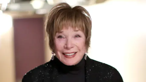 92 yaşındaki Shirley MacLaine'in ünlü yeğeni Ella Beatty, teyzeyle benzemeysiyle gündemde