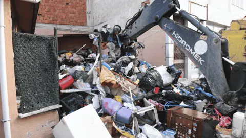 Ordu'da kötü koku ihbarı: Evden 20 kamyon çöp çıkarıldı Ordu'da kötü koku ihbarı: Evden 20 kamyon çöp çıkarıldı