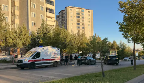 Gaziantep’te lüks araçlar takla atıp karşı şeride geçti: Yaralılar var