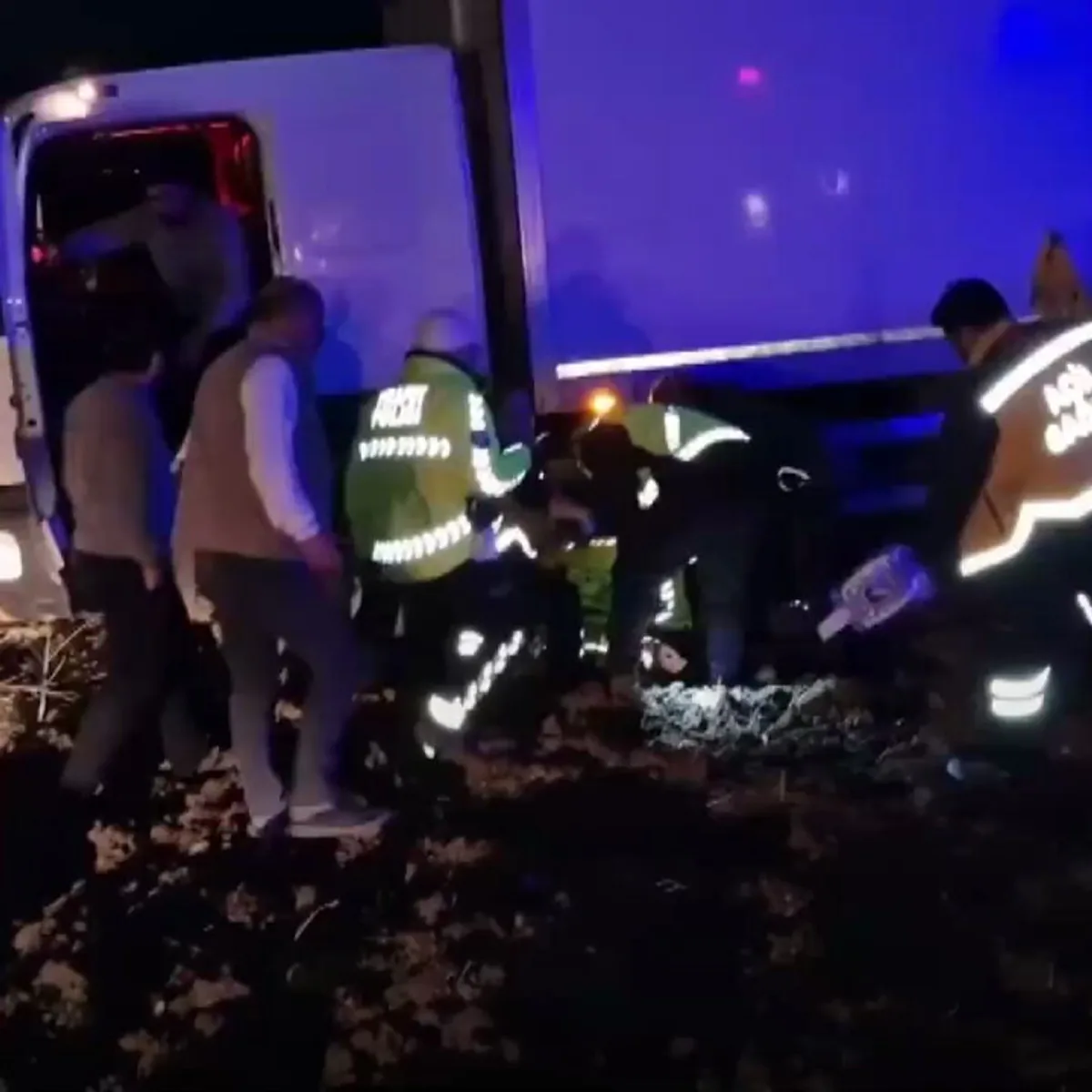 Çorum'da Trafik Kazası Sonrası Kamyona Çarpan Polis Memuru Yaralandı Çorum'da Trafik Kazası Sonrası Kamyona Çarpan Polis Memuru Yaralandı