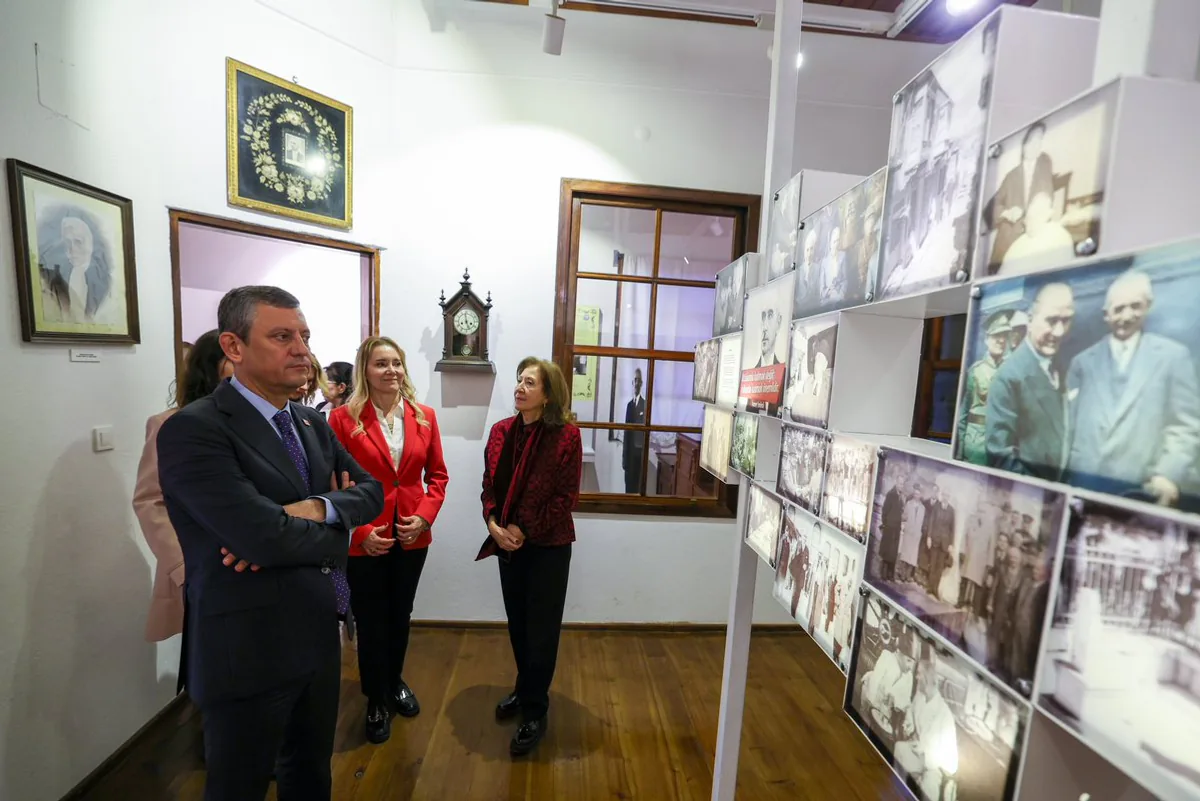 Genel Başkan Özgür Özel, İzmir’de Anma Programına Katıldı Genel Başkan Özgür Özel, İzmir’de Anma Programına Katıldı
