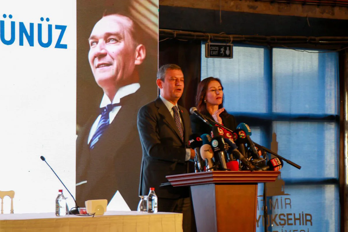 CHP Genel Başkanı Özgür Özel, İzmir'de Gazetecilerle Buluştu CHP Genel Başkanı Özgür Özel, İzmir'de Gazetecilerle Buluştu