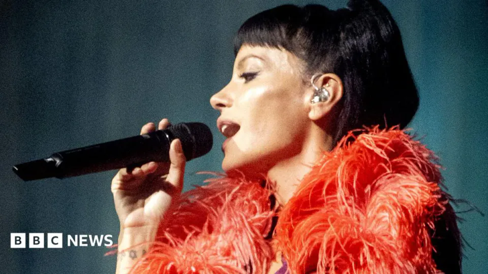 Lily Allen'dan 'Kısa Konser' Tepkilerine Yanıt: Sanatsal Tercih mi, Mağduriyet mi? görseli