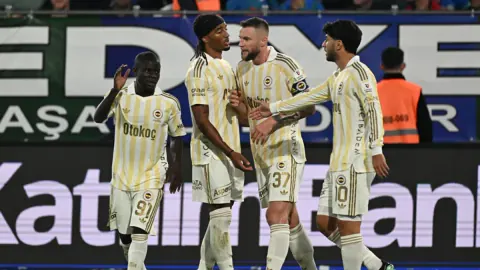 Fenerbahçe, Rizespor'u 3-0 Yendi: Zirveye 3 Puan Kaldı