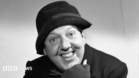 Komedyen Jimmy Cricket Yaşamını Yitirdi