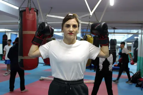 Boks Şampiyonu Elif Nur Turhan'ın Rakibi Dubois, Finansal Şartları Bahane Ederek Geri Çekildi Boks Şampiyonu Elif Nur Turhan'ın Rakibi Dubois, Finansal Şartları Bahane Ederek Geri Çekildi