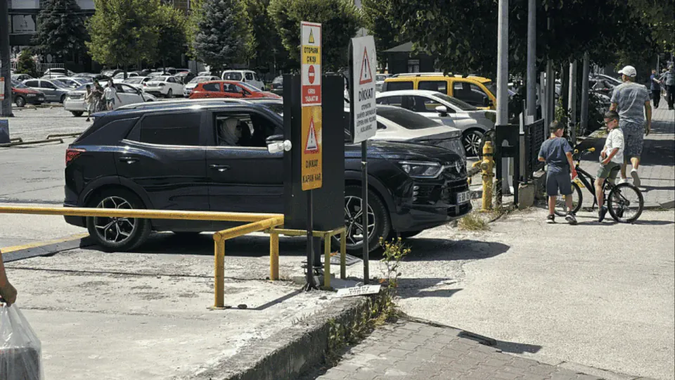 Market Otoparkında Ters Yöne Girenlere Kapan Şoku: 20 Araç Mağdur Oldu görseli