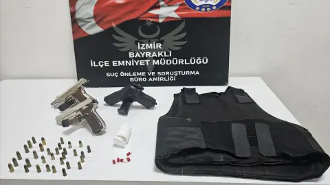 Bayraklı'da polisin düzenlediği operasyonda ruhsatsız silah ve uyuşturucu ele geçirildi