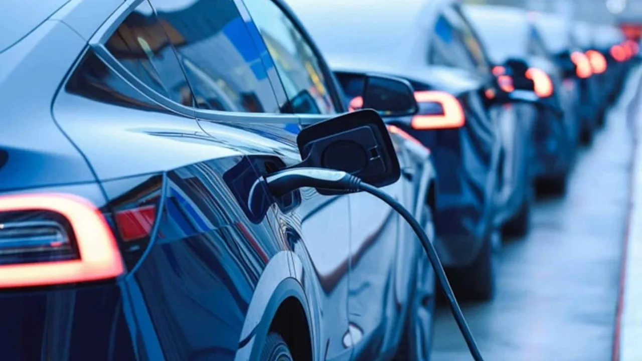 Türkiye'de Ağustos Elektrikli Otomobil Satışları Açıklandı: Pazar Daraldı, Liderlik Savaşçıları Belli Oldu Türkiye'de Ağustos Elektrikli Otomobil Satışları Açıklandı: Pazar Daraldı, Liderlik Savaşçıları Belli Oldu