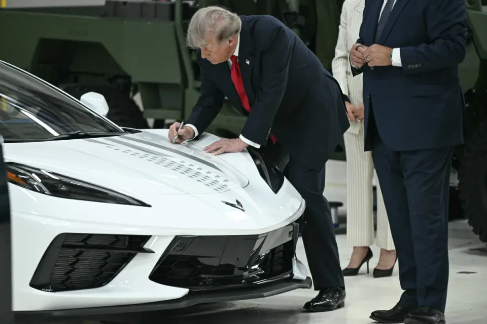 Trump'tan yeni yakıt standartları onayı: "Binlerce dolar tasarruf" iddiası ve Biden politikalarının gerilemesi görseli