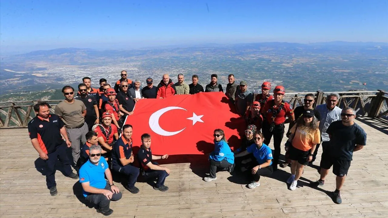 Spil Dağı Zirvesinde 15 Temmuz Anlamlı Değişim: Türk Bayrağı Yenilendi Spil Dağı Zirvesinde 15 Temmuz Anlamlı Değişim: Türk Bayrağı Yenilendi