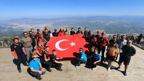 Spil Dağı Zirvesinde 15 Temmuz Anlamlı Değişim: Türk Bayrağı Yenilendi