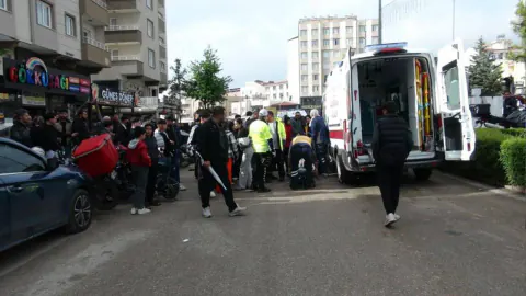 Cumhuriyet Caddesi'nde Kaza: Motosiklet Yayalara Çarptı