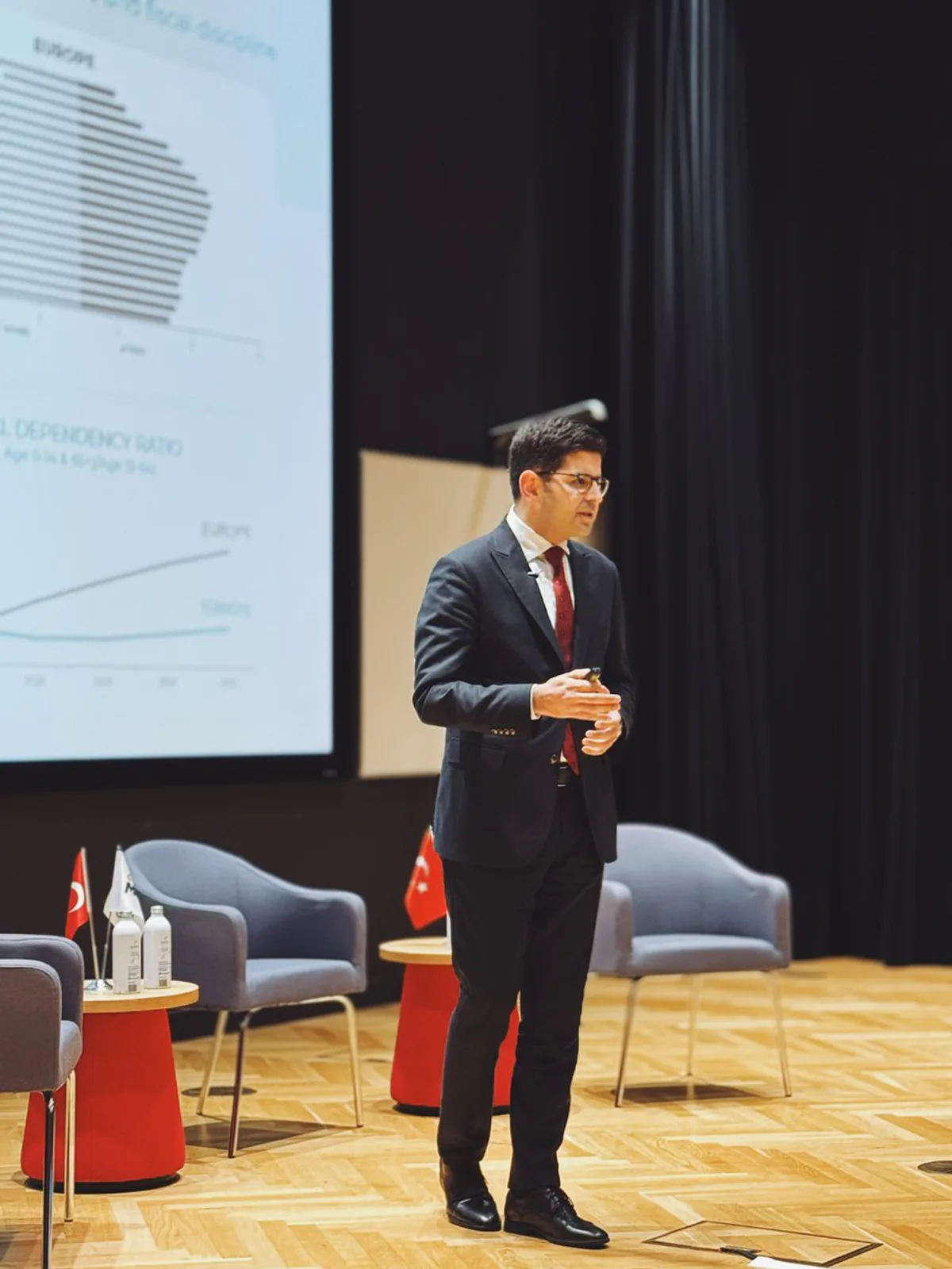 King's College Londra'da Genç MÜSİAD Konferansı: Küresel Bağlantılar ve Fikirlerin Paylaşımı King's College Londra'da Genç MÜSİAD Konferansı: Küresel Bağlantılar ve Fikirlerin Paylaşımı