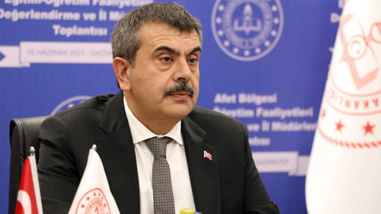 Öğretmen, Kar Fırtınasında Öğrencisini Omzunda Taşıdı Öğretmen, Kar Fırtınasında Öğrencisini Omzunda Taşıdı