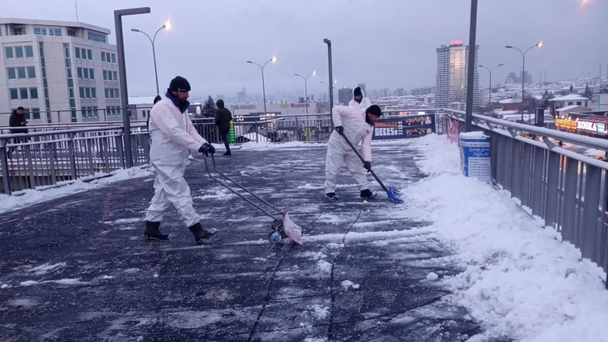 İstanbul'da Kar Yağışı ve Soğuk Hava: Sorunsuz Geçen Günler İstanbul'da Kar Yağışı ve Soğuk Hava: Sorunsuz Geçen Günler
