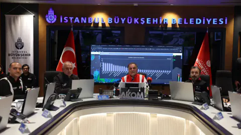 İstanbul'da 12 Saatte 100 Kg Yağış: Trafik Yoğunluğu %53, Ekipler Sahada