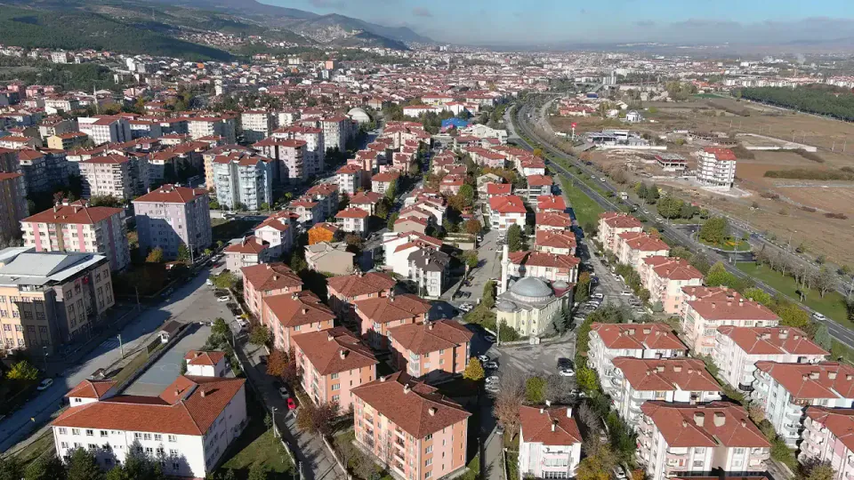 Kütahya'da Ticaret Alanında 3 Katlı Konut Satışa Çıkarıldı görseli