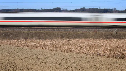 Almanya'da Tren Kaçtı: Sigara İçen Babanın Kızıyla Birlikte Gitti
