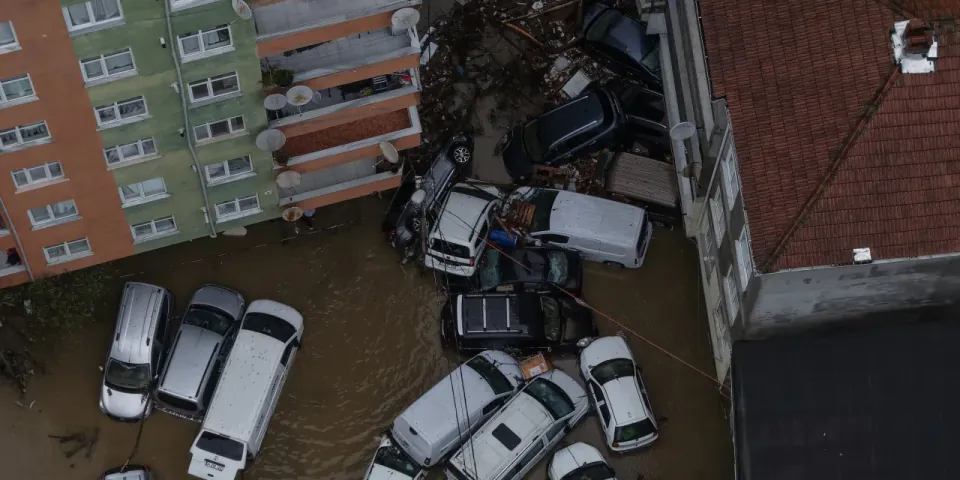 İstanbul'da sel felaketi: Vali Gül 2 ölü onayladı, kurtarma çalışmaları sürüyor görseli