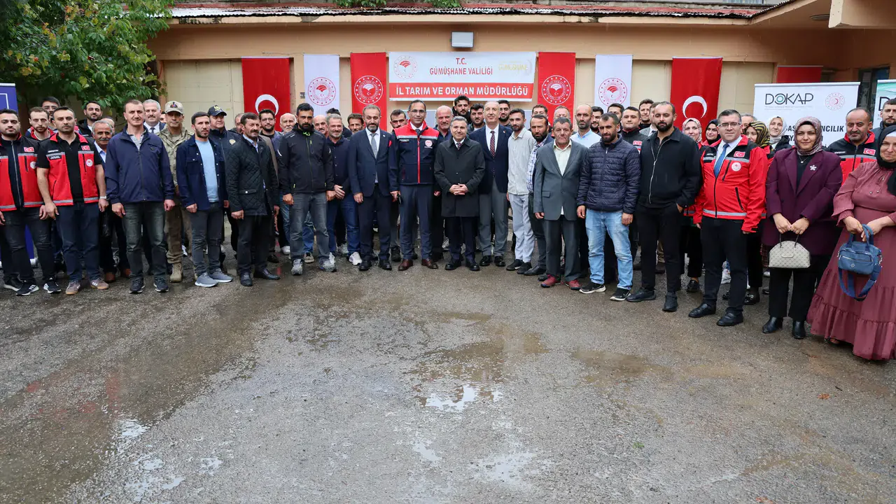 Gümüşhane'de DOKAP destekli tarımsal ekipmanlar çiftçilere teslim edildi Gümüşhane'de DOKAP destekli tarımsal ekipmanlar çiftçilere teslim edildi