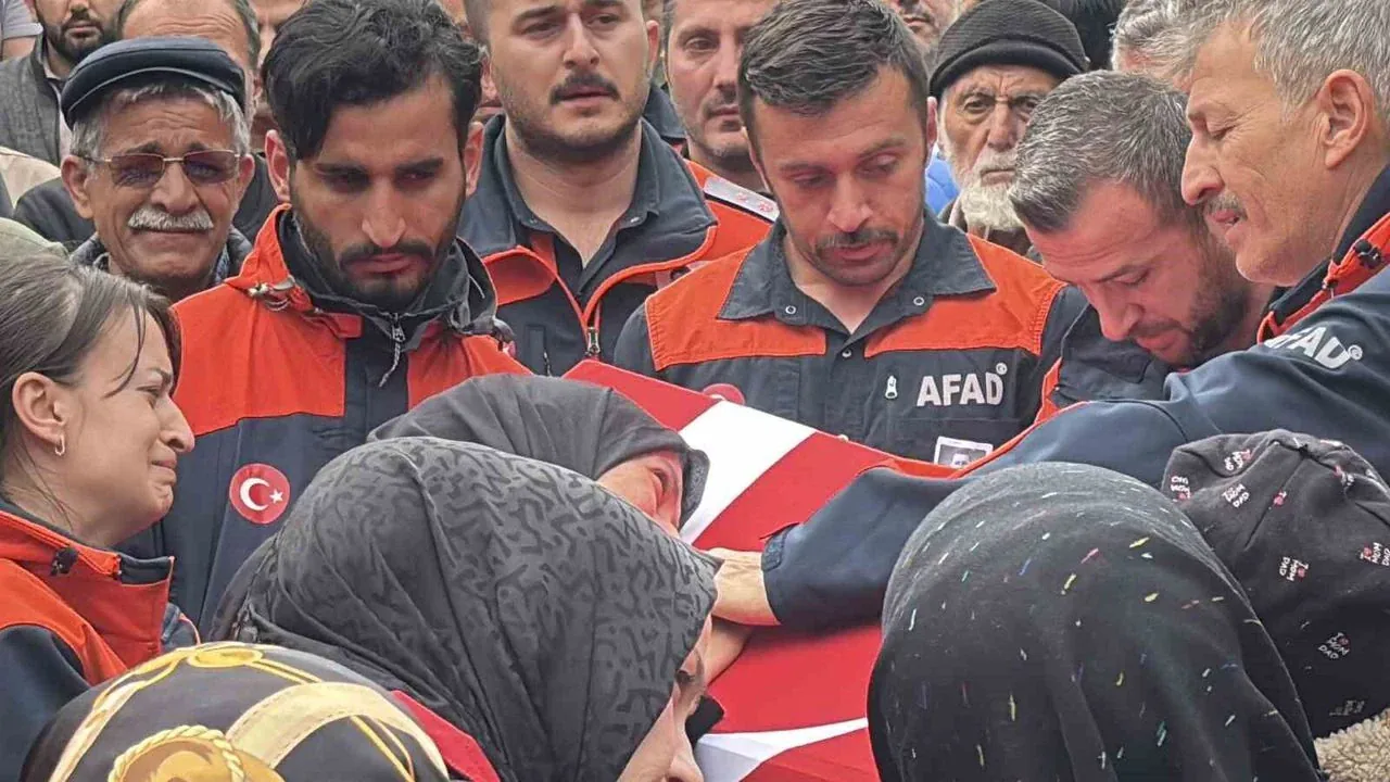 AFAD personeli Ömer Faruk Özkan'a veda: 10 aylık bebeği ve eşi yasa boğuldu AFAD personeli Ömer Faruk Özkan'a veda: 10 aylık bebeği ve eşi yasa boğuldu