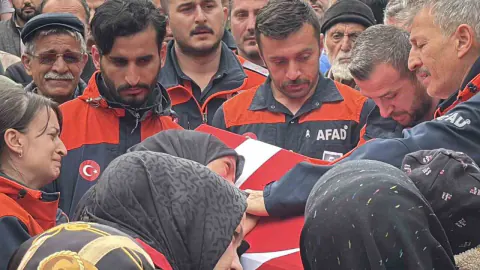 AFAD personeli Ömer Faruk Özkan'a veda: 10 aylık bebeği ve eşi yasa boğuldu