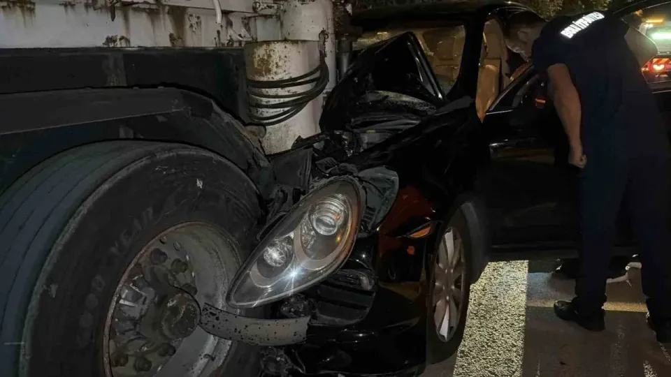 Bolu'da Lüks SUV Park Halindeki Tıra Çarptı: Sürücü Araçta Sıkıştı görseli