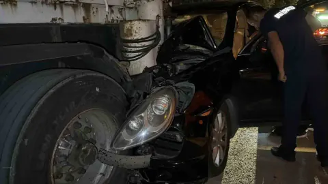Bolu'da Lüks SUV Park Halindeki Tıra Çarptı: Sürücü Araçta Sıkıştı