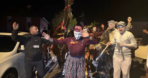Sivas Altınyayla'da yüzlerce yıllık düğün geleneği hâlâ yaşıyor: Deve oyunu ve eşeğe bindirme töreni dikkat çekti