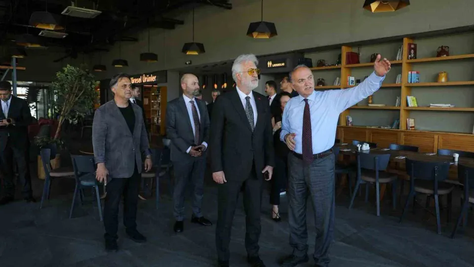 Tamer Karadağlı'dan Düzce'ye sürpriz: Konuralp Antik Tiyatrosu'nda oyun hazırlığı görseli